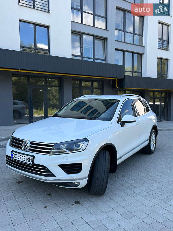 Позашляховик / Кросовер Volkswagen Touareg 2015 в Новояворівську