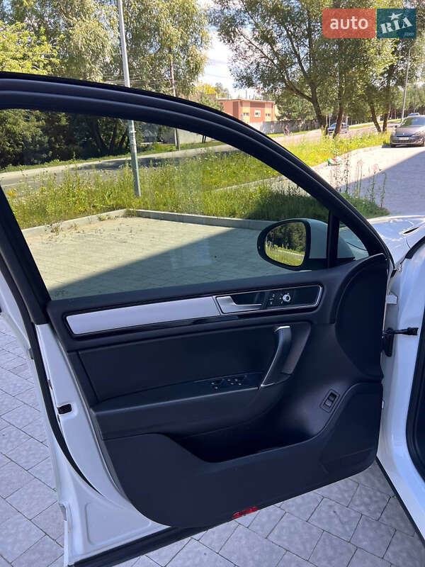 Позашляховик / Кросовер Volkswagen Touareg 2015 в Новояворівську