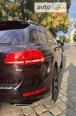 Внедорожник / Кроссовер Volkswagen Touareg 2011 в Черновцах