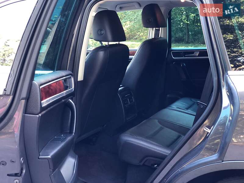 Внедорожник / Кроссовер Volkswagen Touareg 2012 в Киеве
