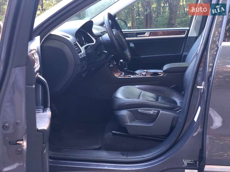 Внедорожник / Кроссовер Volkswagen Touareg 2012 в Киеве