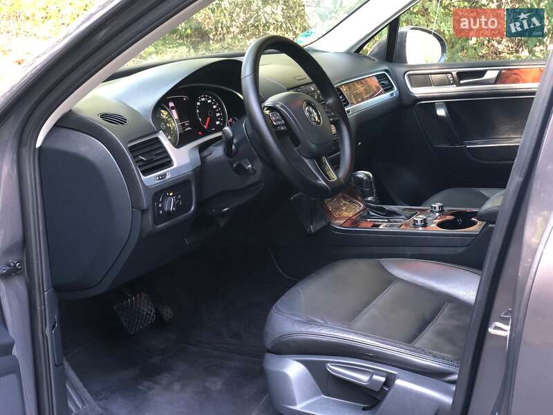 Внедорожник / Кроссовер Volkswagen Touareg 2012 в Киеве