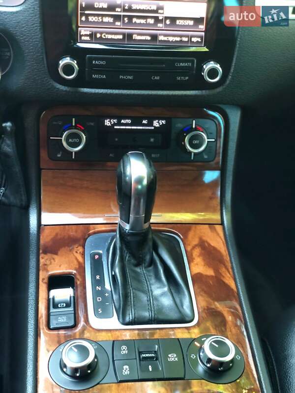 Внедорожник / Кроссовер Volkswagen Touareg 2012 в Киеве