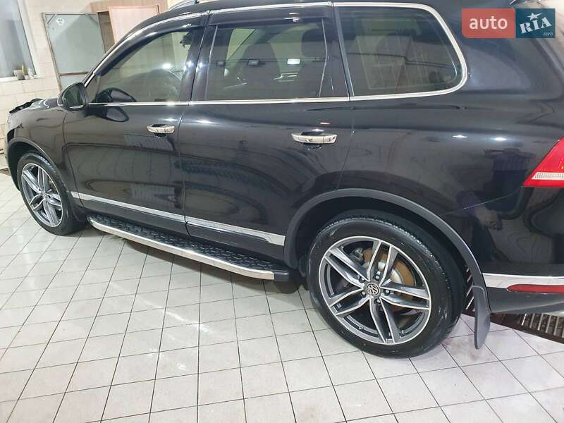 Внедорожник / Кроссовер Volkswagen Touareg 2014 в Краматорске