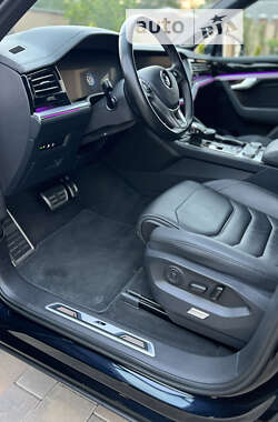 Внедорожник / Кроссовер Volkswagen Touareg 2018 в 
