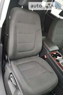 Внедорожник / Кроссовер Volkswagen Touareg 2013 в 