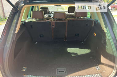 Позашляховик / Кросовер Volkswagen Touareg 2011 в 