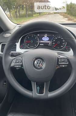 Внедорожник / Кроссовер Volkswagen Touareg 2010 в Днепре