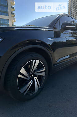 Внедорожник / Кроссовер Volkswagen Touareg 2021 в Киеве