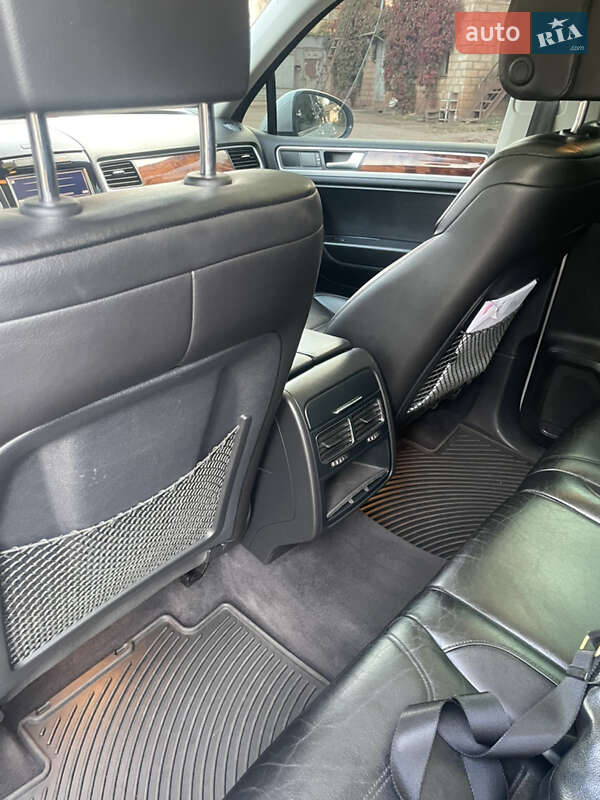 Внедорожник / Кроссовер Volkswagen Touareg 2011 в Кривом Роге