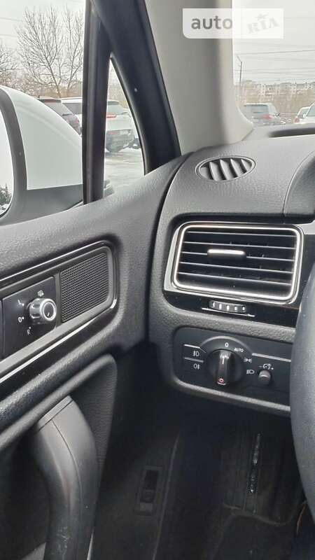 Внедорожник / Кроссовер Volkswagen Touareg 2013 в Киеве
