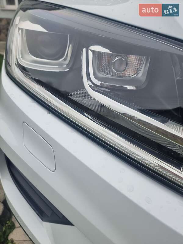 Внедорожник / Кроссовер Volkswagen Touareg 2016 в Черновцах