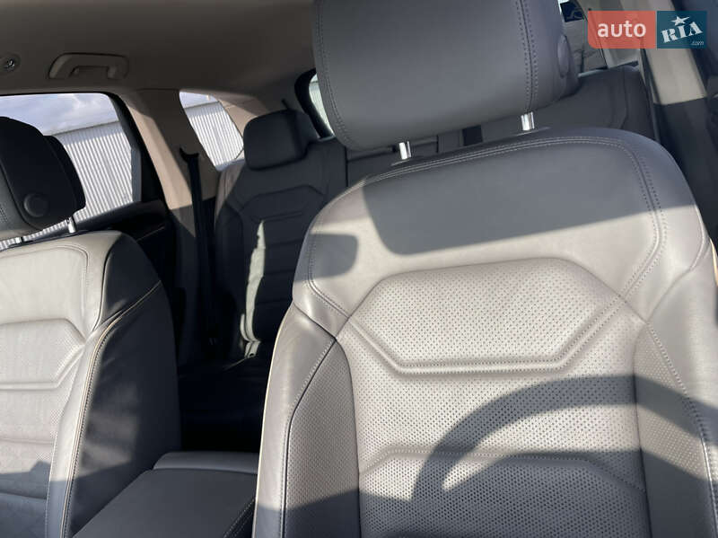 Позашляховик / Кросовер Volkswagen Touareg 2019 в Києві