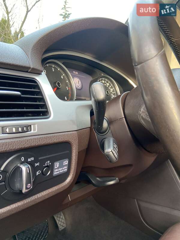 Внедорожник / Кроссовер Volkswagen Touareg 2012 в Надворной