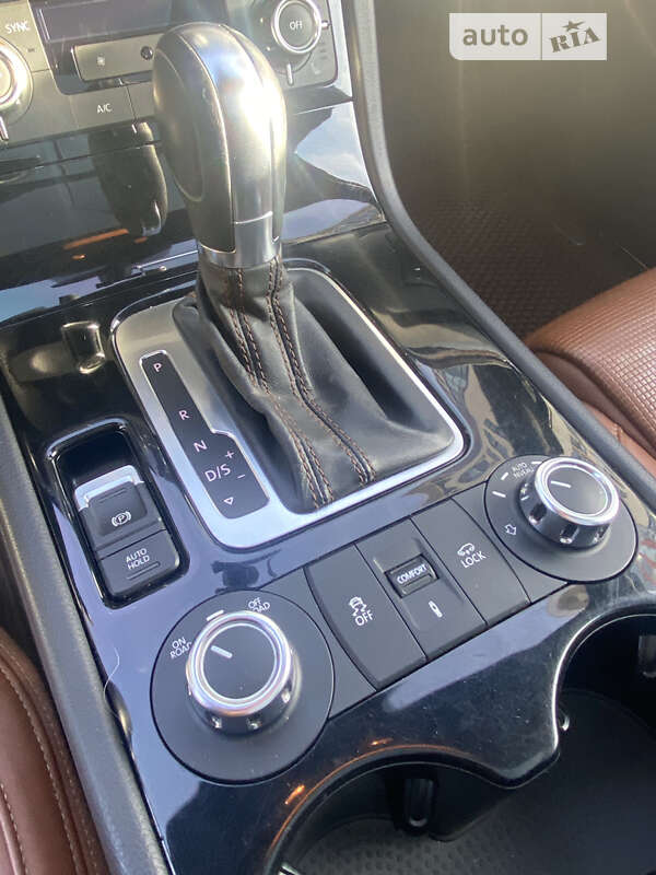 Позашляховик / Кросовер Volkswagen Touareg 2013 в Києві