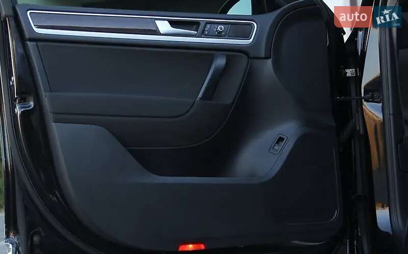 Внедорожник / Кроссовер Volkswagen Touareg 2013 в Хмельницком