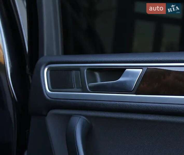 Внедорожник / Кроссовер Volkswagen Touareg 2013 в Хмельницком