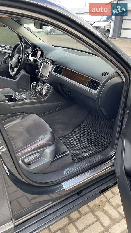 Внедорожник / Кроссовер Volkswagen Touareg 2013 в Киеве