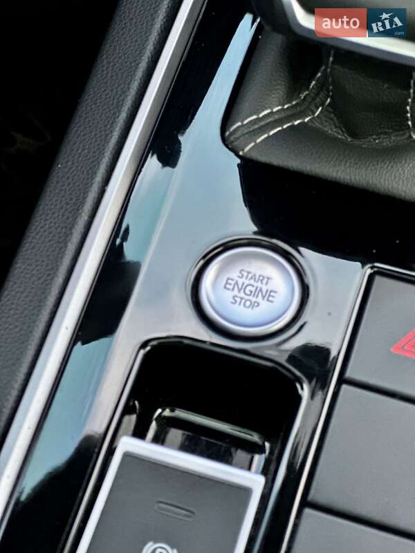 Внедорожник / Кроссовер Volkswagen Touareg 2019 в Днепре