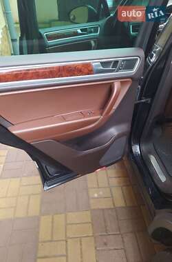 Внедорожник / Кроссовер Volkswagen Touareg 2012 в 