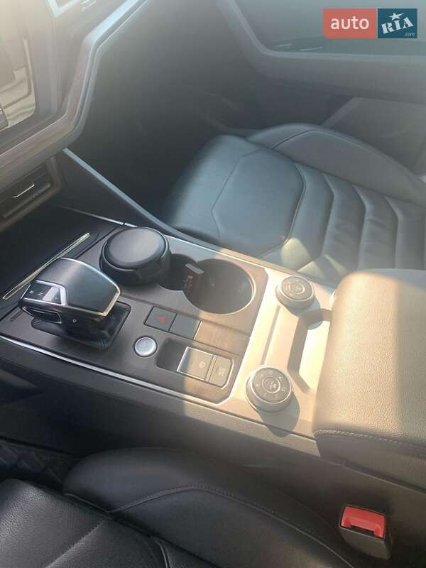 Позашляховик / Кросовер Volkswagen Touareg 2019 в Одесі