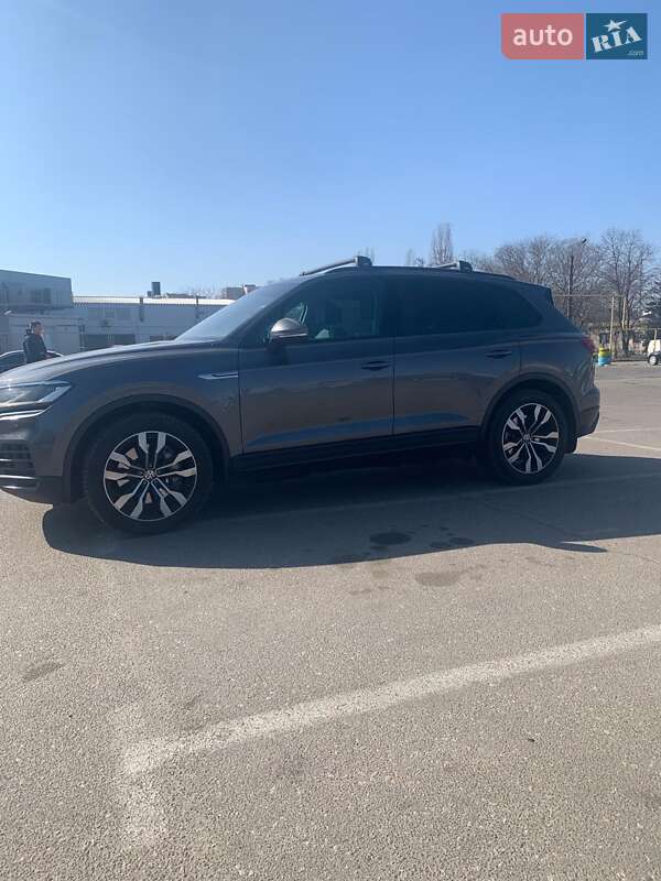 Позашляховик / Кросовер Volkswagen Touareg 2019 в Одесі