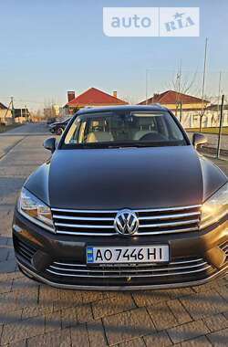 Внедорожник / Кроссовер Volkswagen Touareg 2015 в Ужгороде