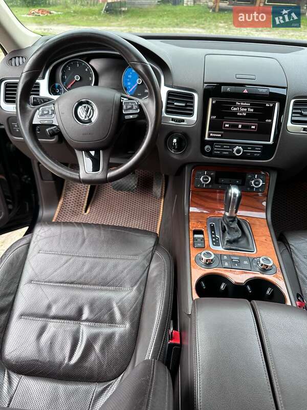 Позашляховик / Кросовер Volkswagen Touareg 2010 в Камені-Каширському