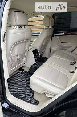 Внедорожник / Кроссовер Volkswagen Touareg 2010 в Черновцах