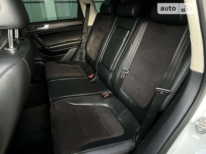 Внедорожник / Кроссовер Volkswagen Touareg 2016 в Стрые