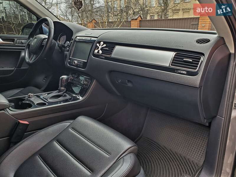Позашляховик / Кросовер Volkswagen Touareg 2011 в Первомайську