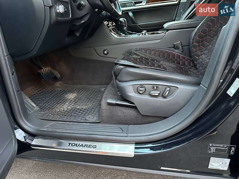 Внедорожник / Кроссовер Volkswagen Touareg 2013 в Хмельницком