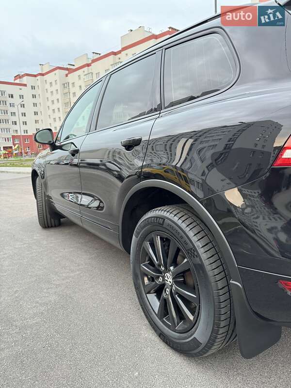 Внедорожник / Кроссовер Volkswagen Touareg 2013 в Хмельницком