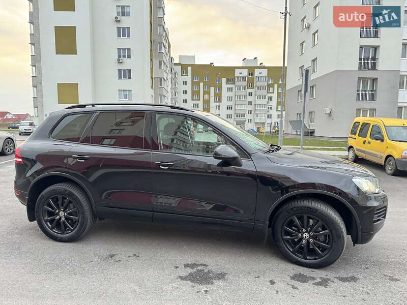 Внедорожник / Кроссовер Volkswagen Touareg 2013 в Хмельницком