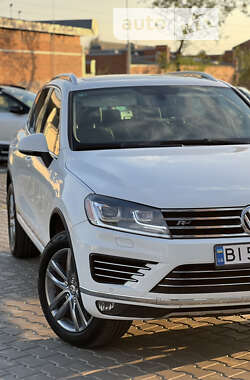 Позашляховик / Кросовер Volkswagen Touareg 2015 в Полтаві