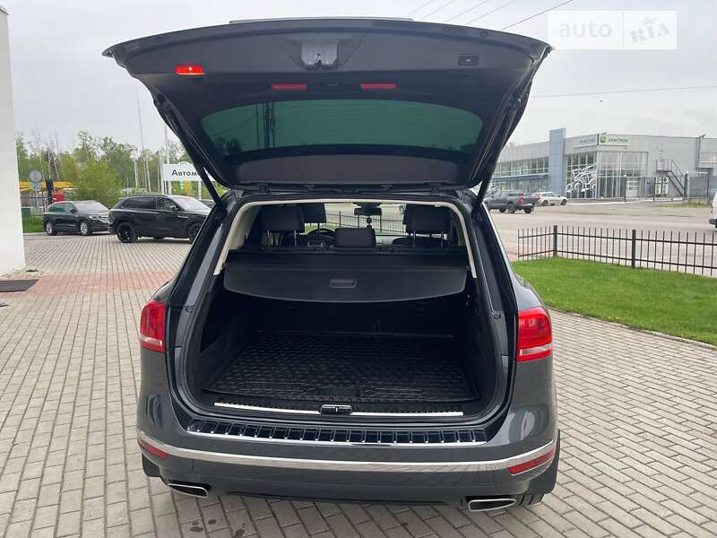 Внедорожник / Кроссовер Volkswagen Touareg 2015 в Полтаве