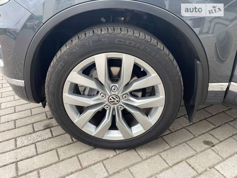 Внедорожник / Кроссовер Volkswagen Touareg 2015 в Полтаве