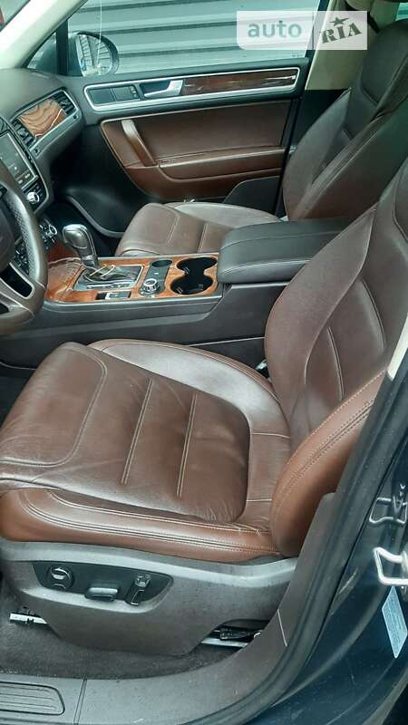 Внедорожник / Кроссовер Volkswagen Touareg 2012 в Сумах