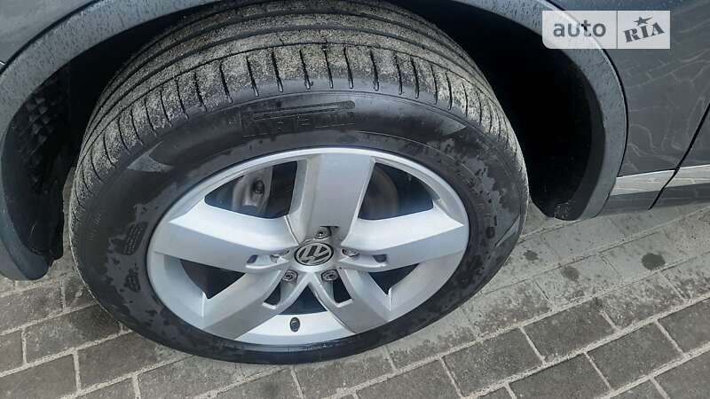Внедорожник / Кроссовер Volkswagen Touareg 2012 в Сумах