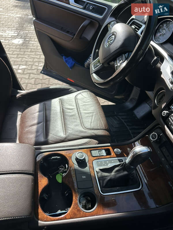 Внедорожник / Кроссовер Volkswagen Touareg 2014 в Шостке