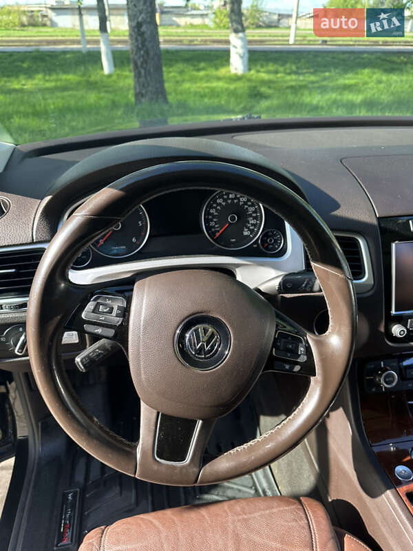 Внедорожник / Кроссовер Volkswagen Touareg 2014 в Шостке