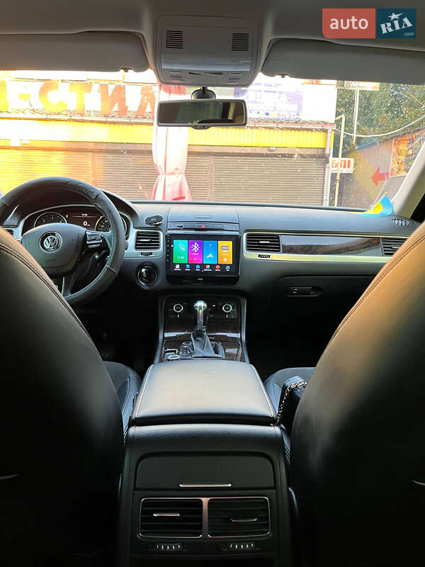 Внедорожник / Кроссовер Volkswagen Touareg 2012 в Полтаве