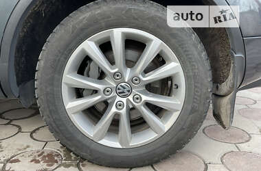 Внедорожник / Кроссовер Volkswagen Touareg 2012 в Днепре