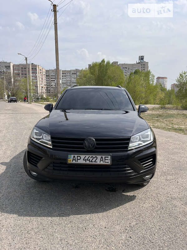 Позашляховик / Кросовер Volkswagen Touareg 2015 в Запоріжжі