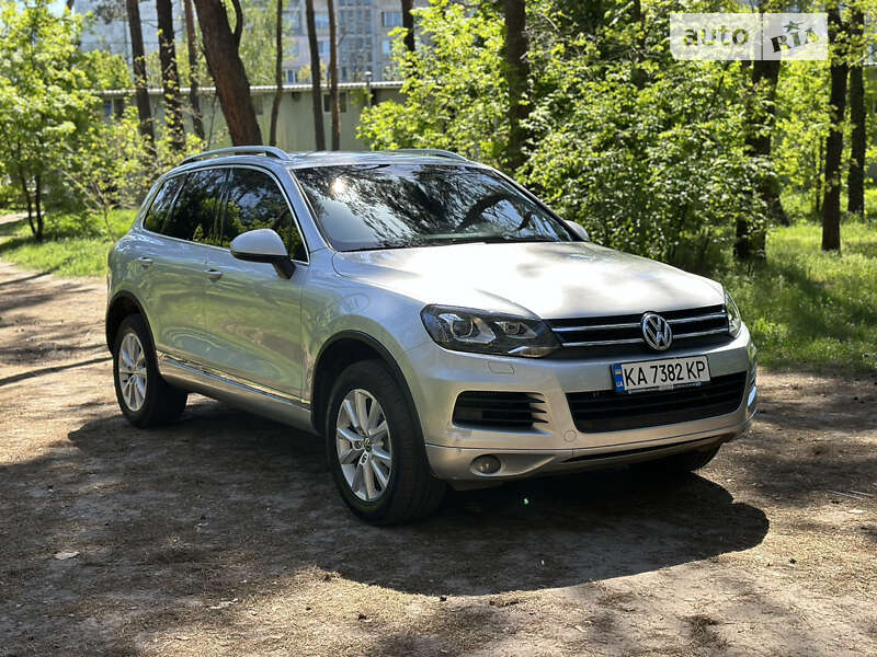 Внедорожник / Кроссовер Volkswagen Touareg 2011 в Киеве