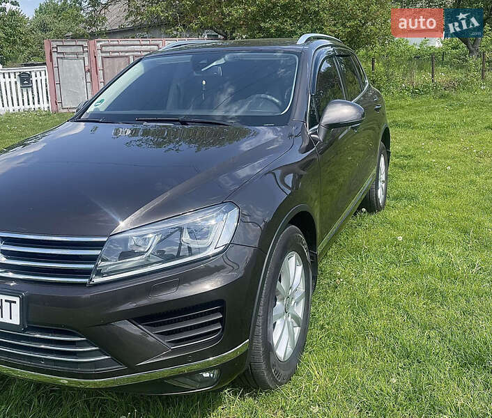 Внедорожник / Кроссовер Volkswagen Touareg 2015 в Полонном