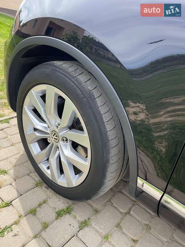 Внедорожник / Кроссовер Volkswagen Touareg 2010 в Мукачево