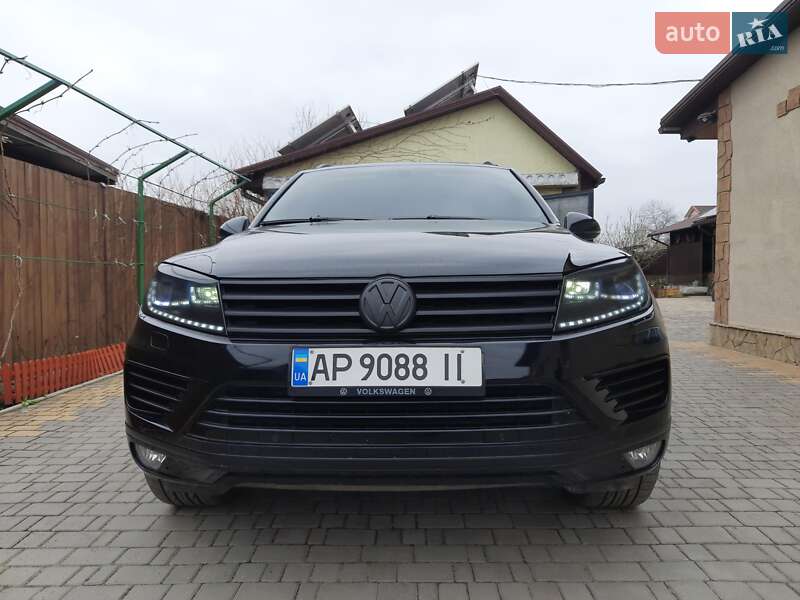 Позашляховик / Кросовер Volkswagen Touareg 2015 в Запоріжжі