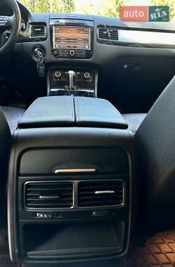 Внедорожник / Кроссовер Volkswagen Touareg 2011 в 