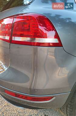 Позашляховик / Кросовер Volkswagen Touareg 2013 в 